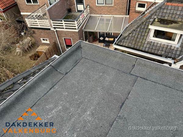 Overzicht plat dak met dakgoot in woonwijk Valkenburg Overzicht plat dak met dakgoot in woonwijk Valkenburg