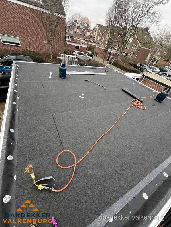 Afgewerkte dakrenovatie met bitumen op plat dak in Valkenburg
