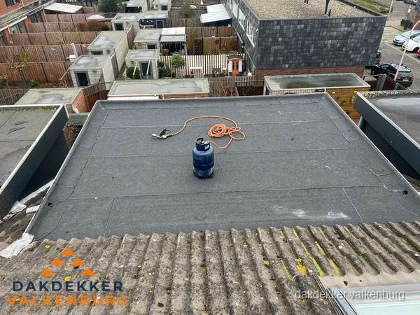 Dakreparatie plat dak met bitumen in Valkenburg