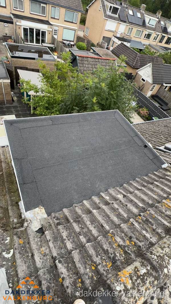 Plat dak aanbouw met bitumen dakbedekking in woonwijk Valkenburg Plat dak aanbouw met bitumen dakbedekking in woonwijk Valkenburg