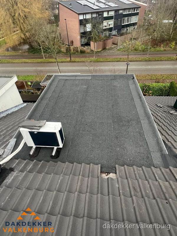 Plat dak inspectie met bitumen bedekking naast schuin pannendak in Valkenburg Plat dak inspectie met bitumen bedekking naast schuin pannendak in Valkenburg