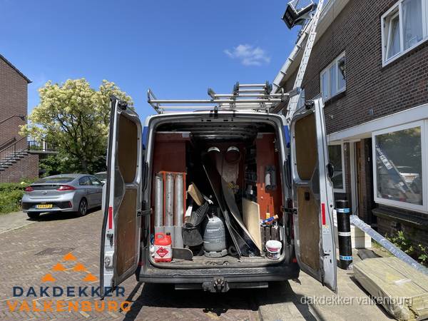 Spoed dakdekker bus met gereedschap en ladder bij woning in Valkenburg Spoed dakdekker bus met gereedschap en ladder bij woning in Valkenburg