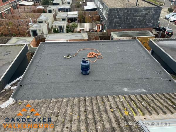 Plat dak met bitumen dakbedekking en brander in Valkenburg Plat dak met bitumen dakbedekking en brander in Valkenburg