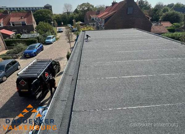 Nieuw bitumen plat dak met uitzicht over woonwijk in Valkenburg Nieuw bitumen plat dak met uitzicht over woonwijk in Valkenburg