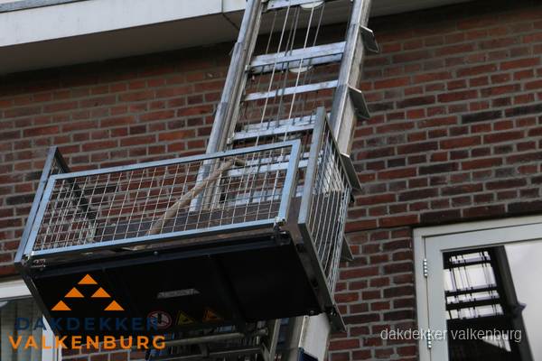 Ladderlift met dakpannen voor dakpan reparatie in Valkenburg