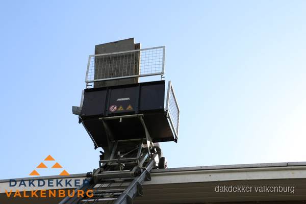 Dakdekkerslift voor materiaal transport bij dakwerkzaamheden in Valkenburg Dakdekkerslift voor materiaal transport bij dakwerkzaamheden in Valkenburg