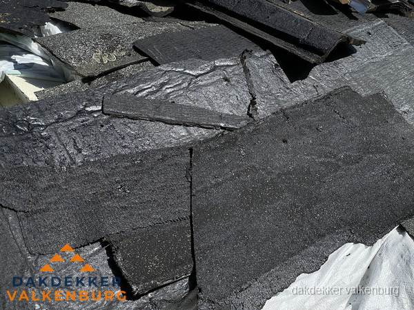 Verwijderd oud bitumen dakleer klaar voor vervanging in Valkenburg Verwijderd oud bitumen dakleer klaar voor vervanging in Valkenburg