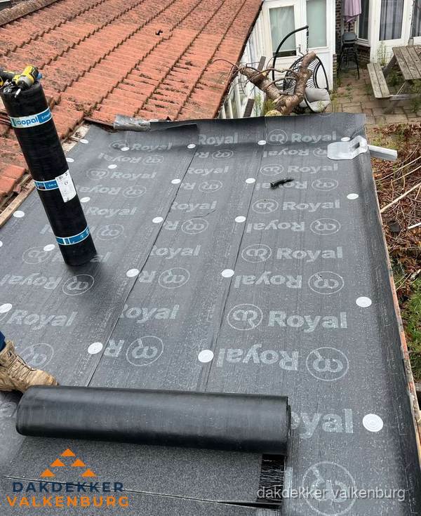 Bitumen dakbedekking leggen op plat dak aanbouw in Valkenburg