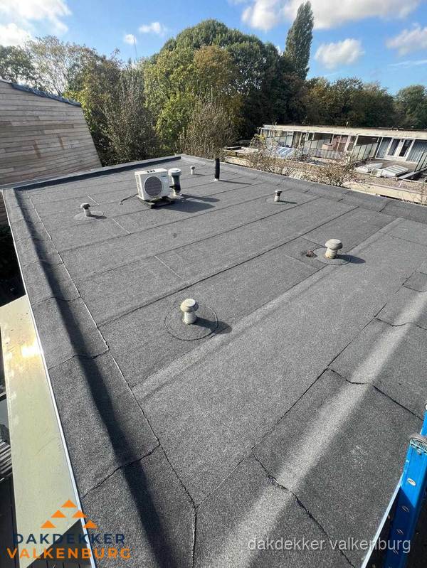 Kosten dakdekker: afgewerkt plat bedrijfsdak met bitumen in Valkenburg Kosten dakdekker: afgewerkt plat bedrijfsdak met bitumen in Valkenburg