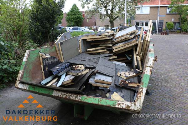 Puincontainer met oud dakmateriaal na dakrenovatie in Valkenburg Puincontainer met oud dakmateriaal na dakrenovatie in Valkenburg