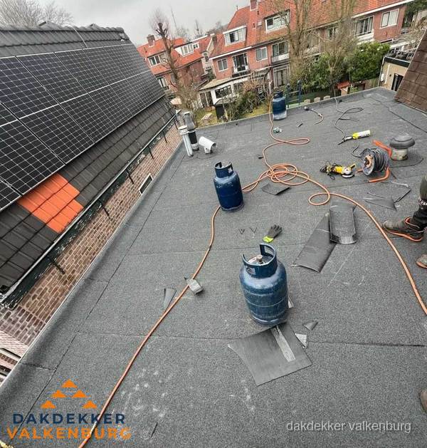 Daklekkage repareren met brandgereedschap op plat dak in Valkenburg
