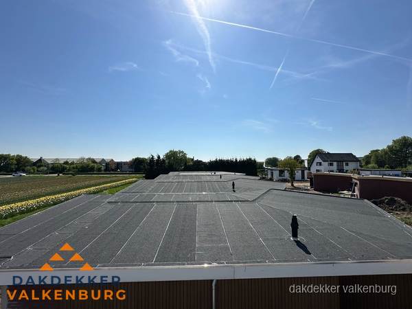 Groot plat dak met bitumen dakbedekking op bedrijfspand in Valkenburg Groot plat dak met bitumen dakbedekking op bedrijfspand in Valkenburg
