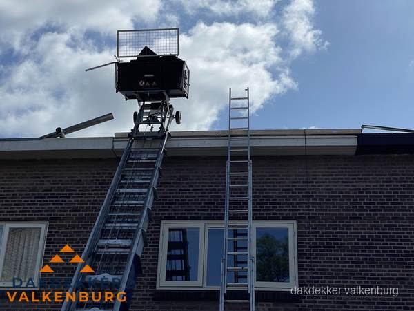 Ladderlift en ladder bij woning voor dakinspectie in Valkenburg Ladderlift en ladder bij woning voor dakinspectie in Valkenburg