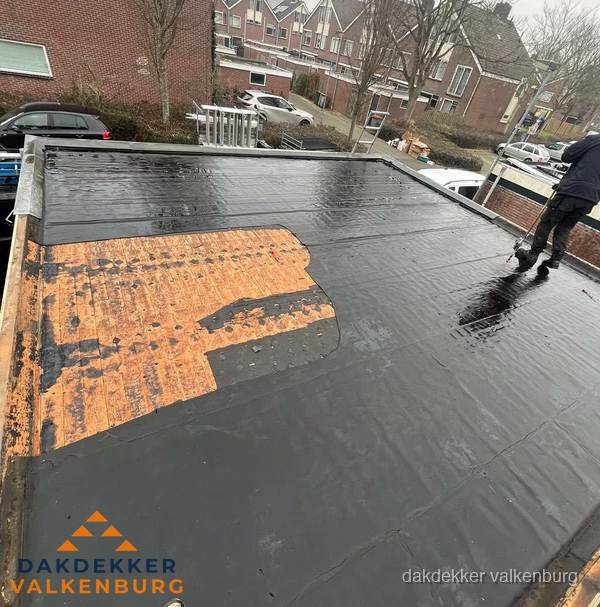 Dakdekker brengt EPDM dakbedekking aan op plat dak in Valkenburg Dakdekker brengt EPDM dakbedekking aan op plat dak in Valkenburg