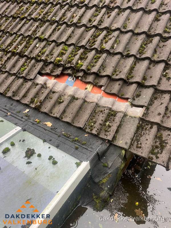 Beschadigd pannendak met ontbrekende dakpannen voor reparatie in Valkenburg Beschadigd pannendak met ontbrekende dakpannen voor reparatie in Valkenburg