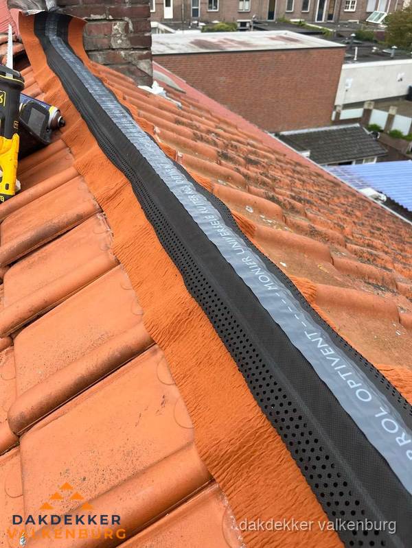 Nokventilatie installeren op hellend pannendak in Valkenburg