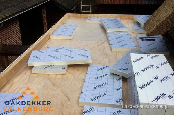 PIR isolatieplaten leggen op plat dak in Valkenburg