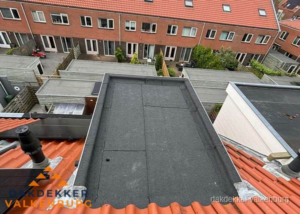 Plat dak met bitumen bedekking naast dakkapel in Valkenburg Plat dak met bitumen bedekking naast dakkapel in Valkenburg