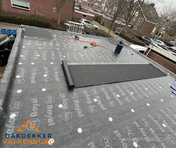 Dakrenovatie plat dak met bitumen dakbedekking in Valkenburg Dakrenovatie plat dak met bitumen dakbedekking in Valkenburg