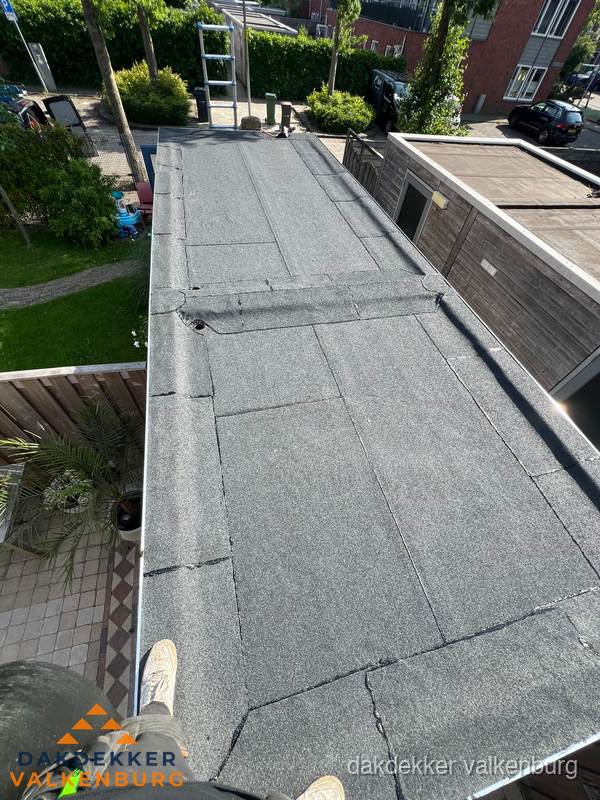 Bitumen plat dak rijtjeswoning vanuit dakdekker perspectief in Valkenburg Bitumen plat dak rijtjeswoning vanuit dakdekker perspectief in Valkenburg