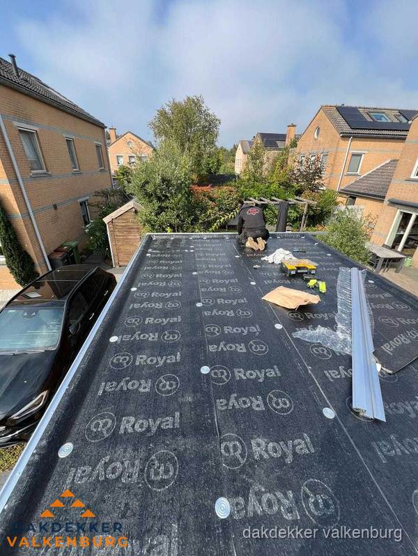 Nieuwe Royal bitumen dakbedekking op plat dak van aanbouw in Valkenburg Nieuwe Royal bitumen dakbedekking op plat dak van aanbouw in Valkenburg