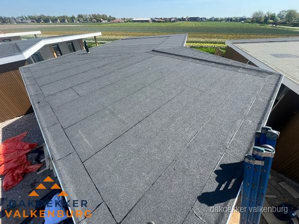 Nieuw bitumen plat dak met uitzicht over landschap in Valkenburg Nieuw bitumen plat dak met uitzicht over landschap in Valkenburg